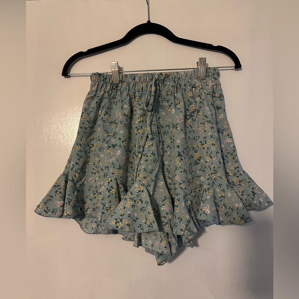 Bayou floral ruffle shorts. Size small. NWT. - Picture 3 of 3